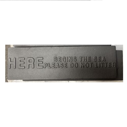 Plaque en fonte avec inscription "HERE BEGINS THE SEA PLEASE DO NOT LI