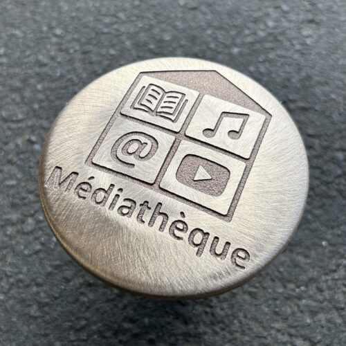 Clou de voirie en bronze personnalisé pour la médiathèque de Jugon les