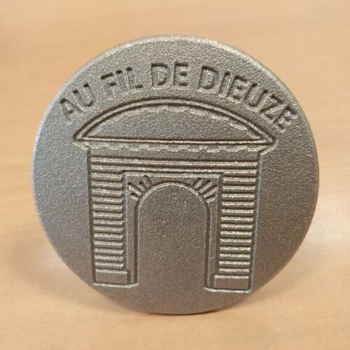 Clou de voirie personnalisé en bronze, Dieuze