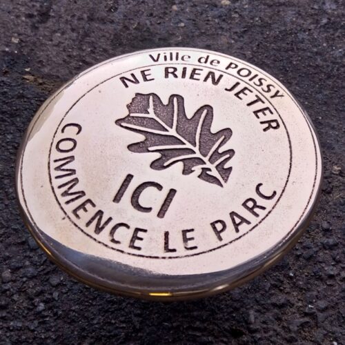Clou de voirie personnalisé en bronze, Poissy