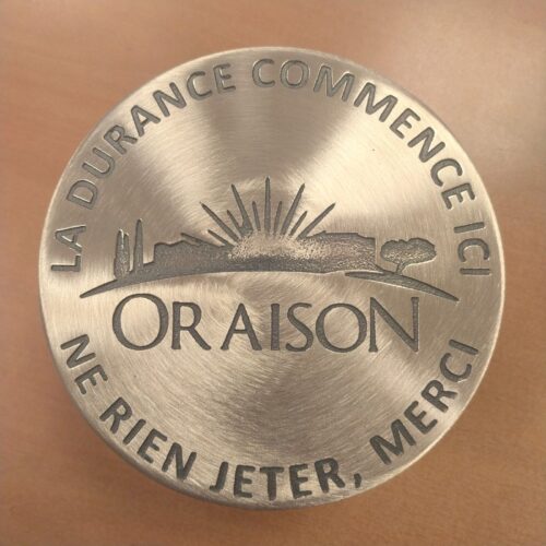 Clou de voirie personnalisé en bronze, Oraison