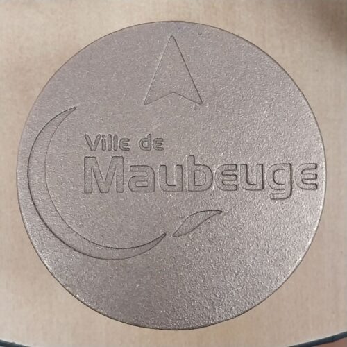 Clou de voirie personnalisé en bronze, Maubeuge