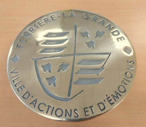 Clou de voirie personnalisé en bronze, Ferrière la Grande