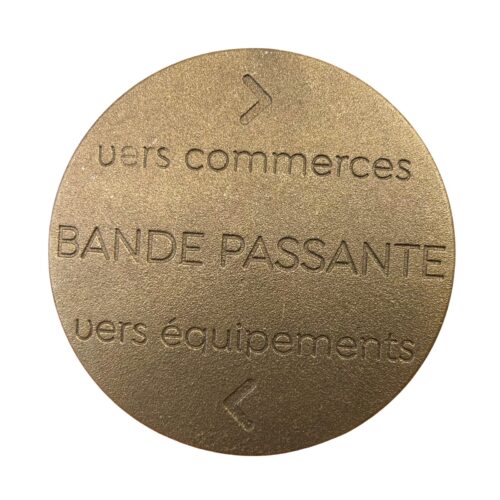 Clou de voirie en bronze personnalisé pour la ville de Guichen