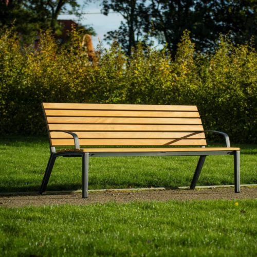 Banc public ALUMA en chêne avec accoudoirs, 1800mm