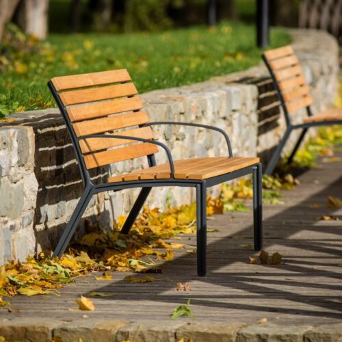 Banc public ALUMA en acacia avec accoudoirs, 1800mm