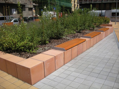 Banquette publique FORMA sur muret en bois de jatoba