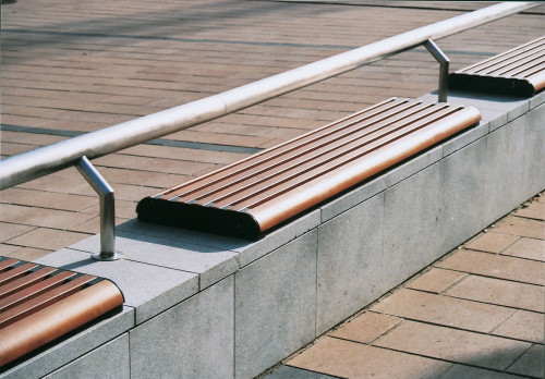 Banquette publique FORMA sur muret en bois de robinier