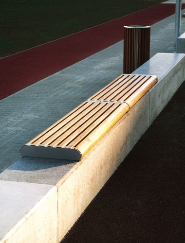 Banquette publique FORMA sur muret en bois de robinier