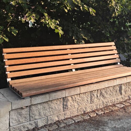 Banc public INOA sur muret en bois de chêne