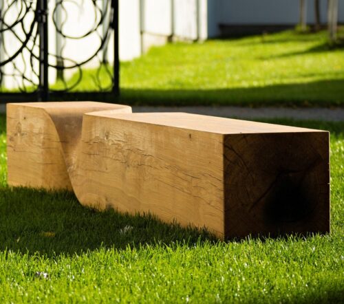 Banquette publique TWISTULA torsadée en bois de chêne, 3000mm