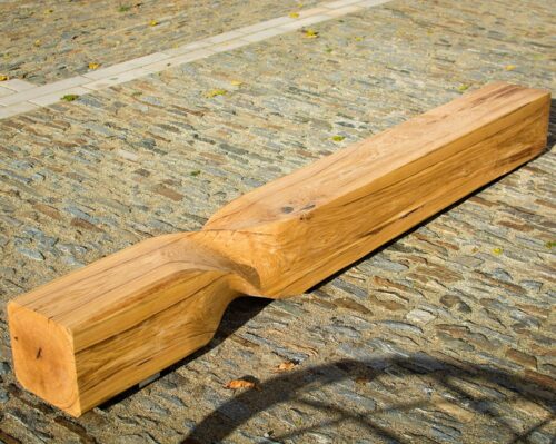 Banquette publique TWISTULA torsadée en bois de chêne, 4000mm