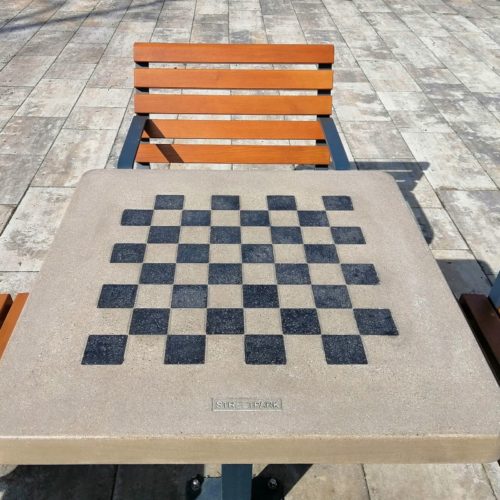 Table MAT avec échiquier en béton, scellement sur dallage