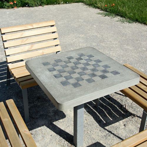 Table échiquier MAT en béton, scellement au sol