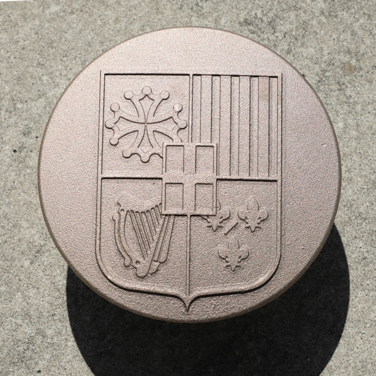Clou personnalisé en bronze, Ø200mm, finition grenaillée