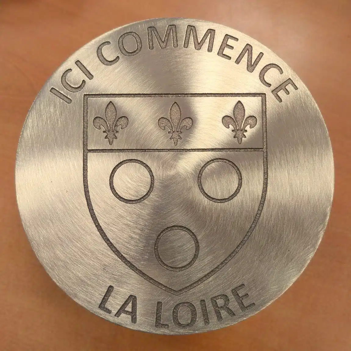 Clou en bronze personnalisé Ø150mm finition polie