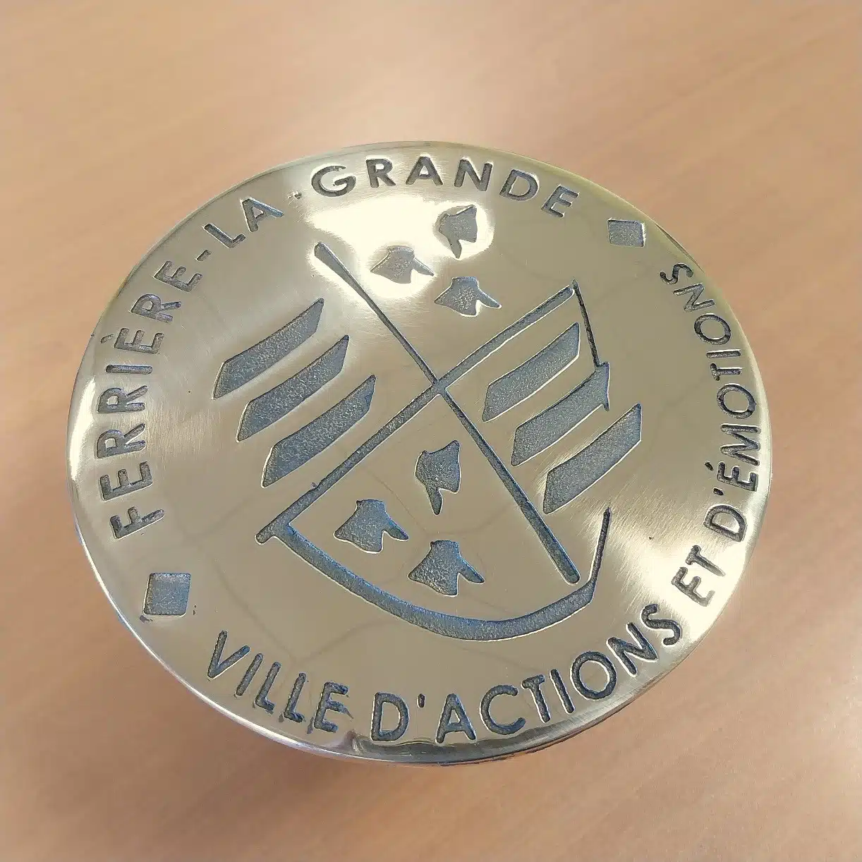 Clou Ø150mm personnalisé en bronze finition polie