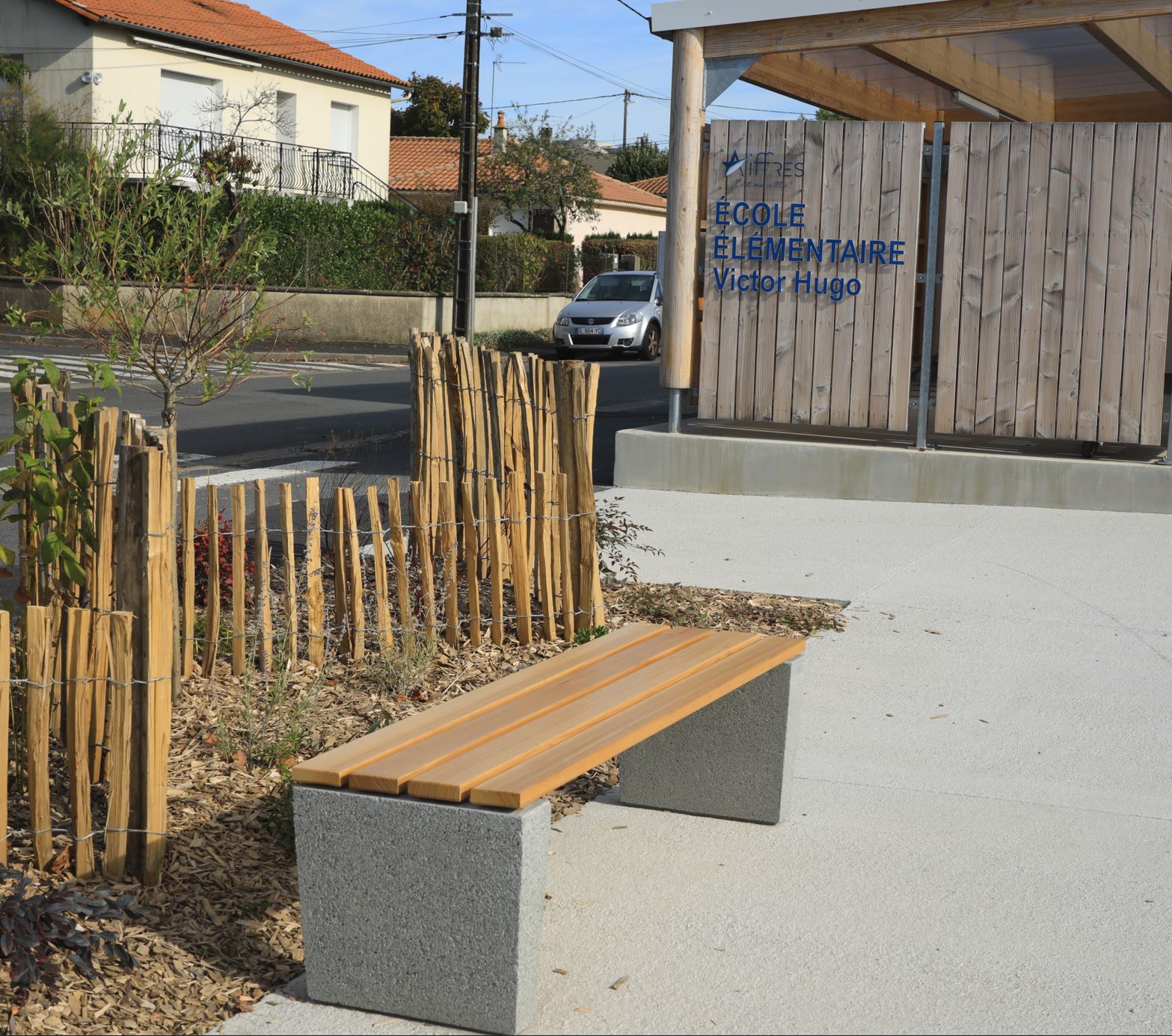 Banquette ARECA en béton et bois