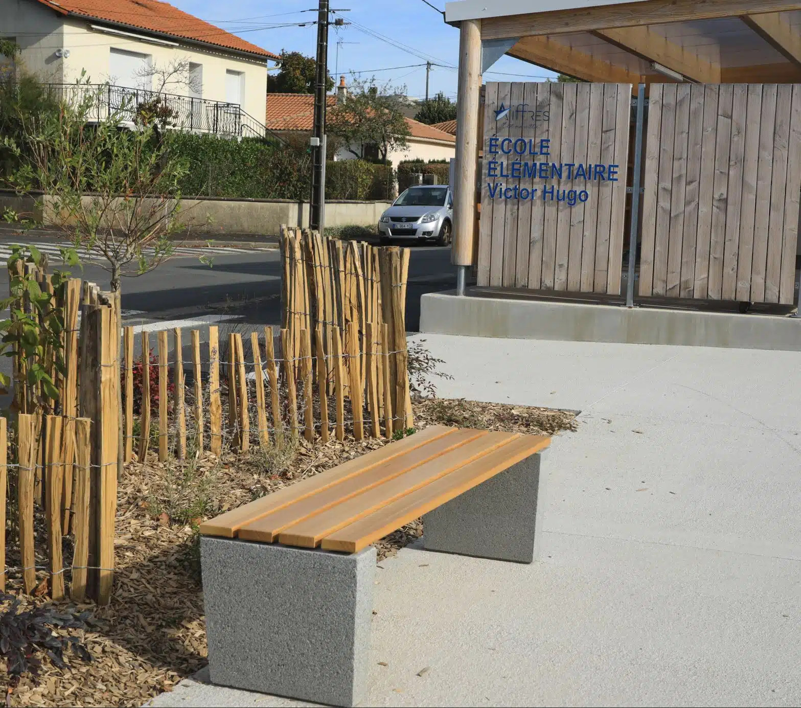 Banquette ARECA en béton et bois