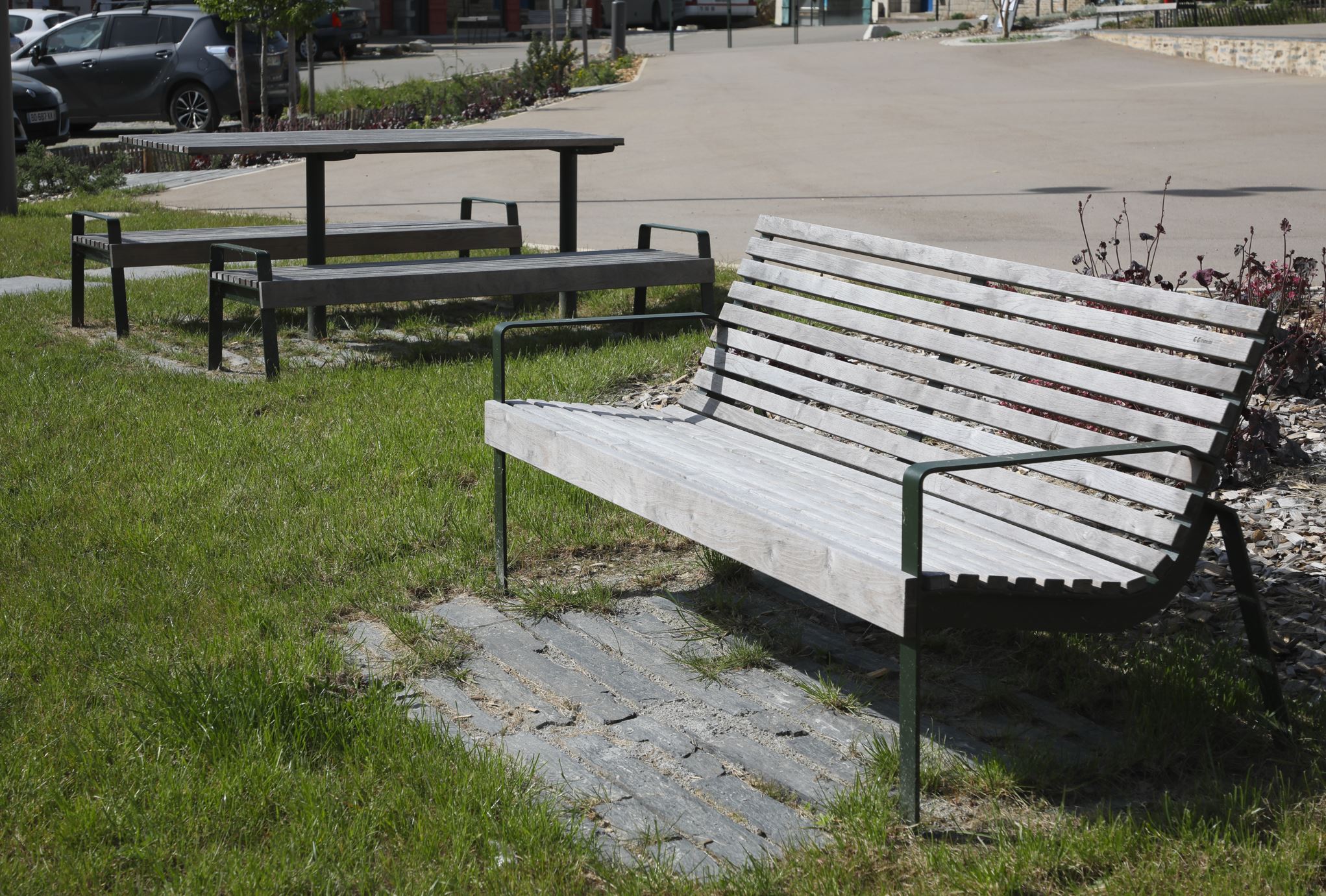 Banc et banquettes PREVA URBANA et table TABLY