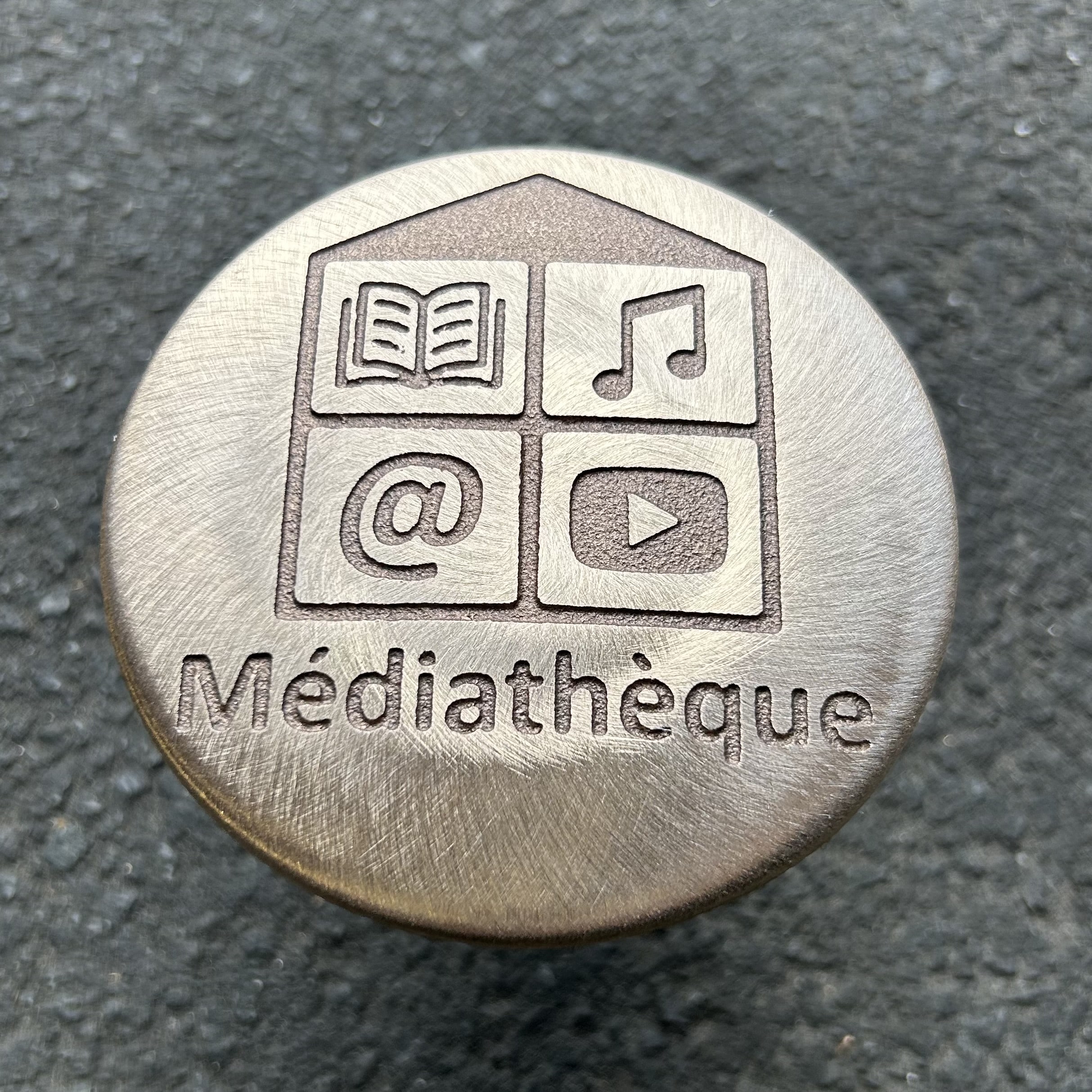 Clou personnalisé bronze, Ø100mm, finition brossée