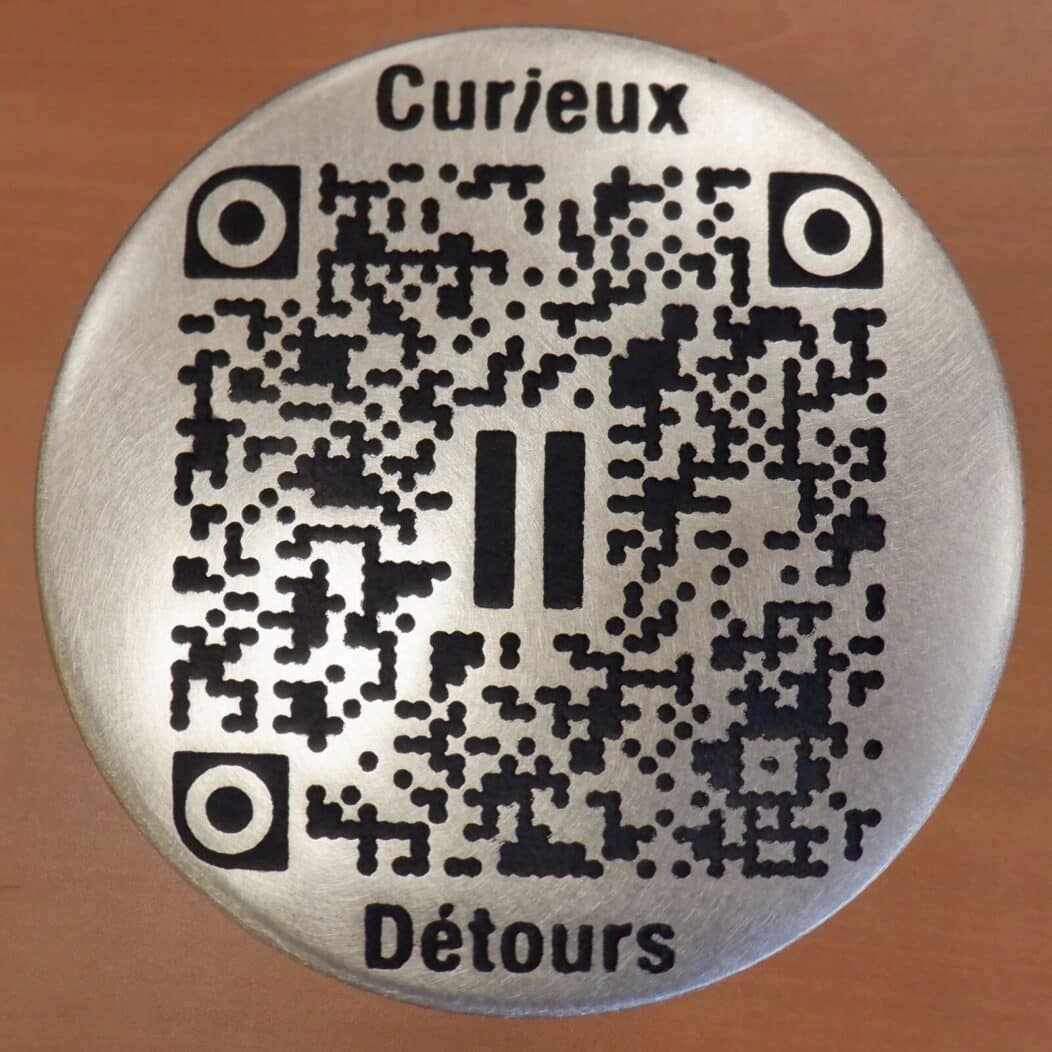Clou de voirie gravé et personnalisé pour la ville de Villeurbanne pour le parcours culturel "Curieux Détour" avec QR Code
