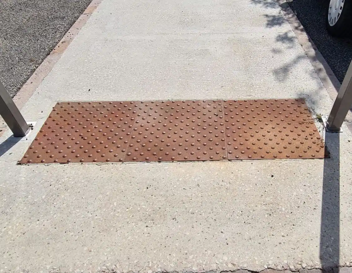 Dalle podotactile en fonte pour sécuriser un passage piéton en milieu urbain