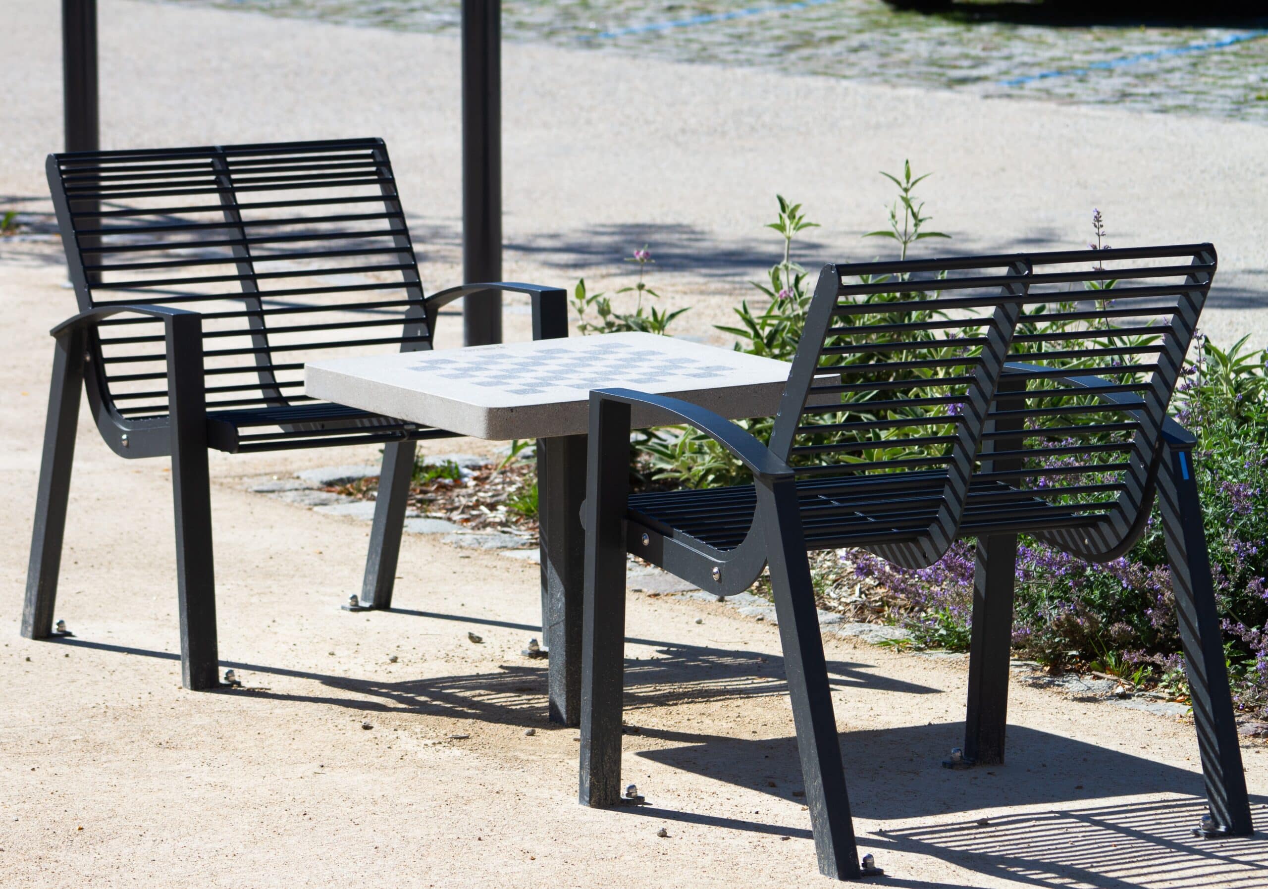 Fauteuils BABIA LBA51b-70 avec accoudoirs et table d'échiquier MAT en béton.