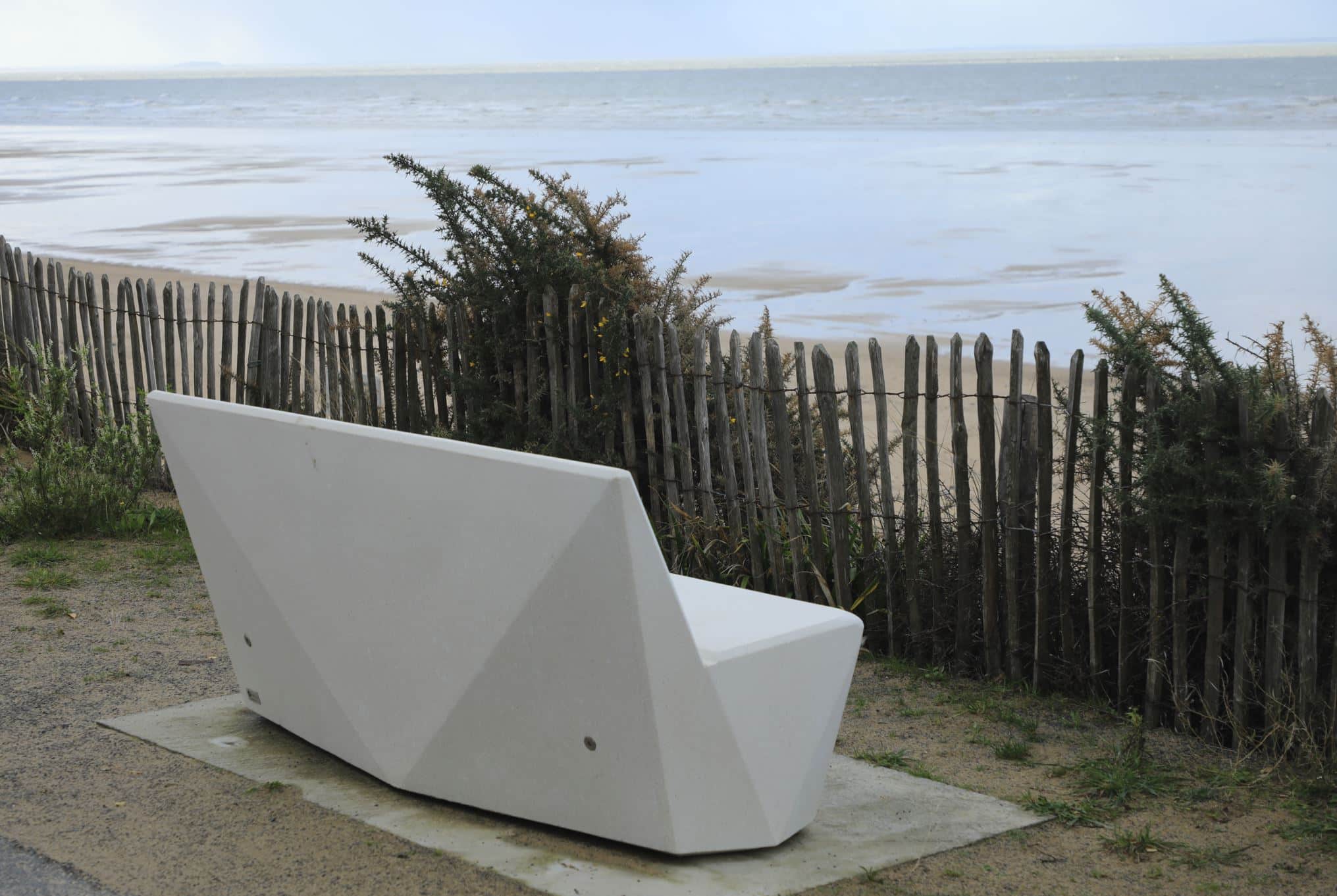 Banc ORIGAMI en béton blanc