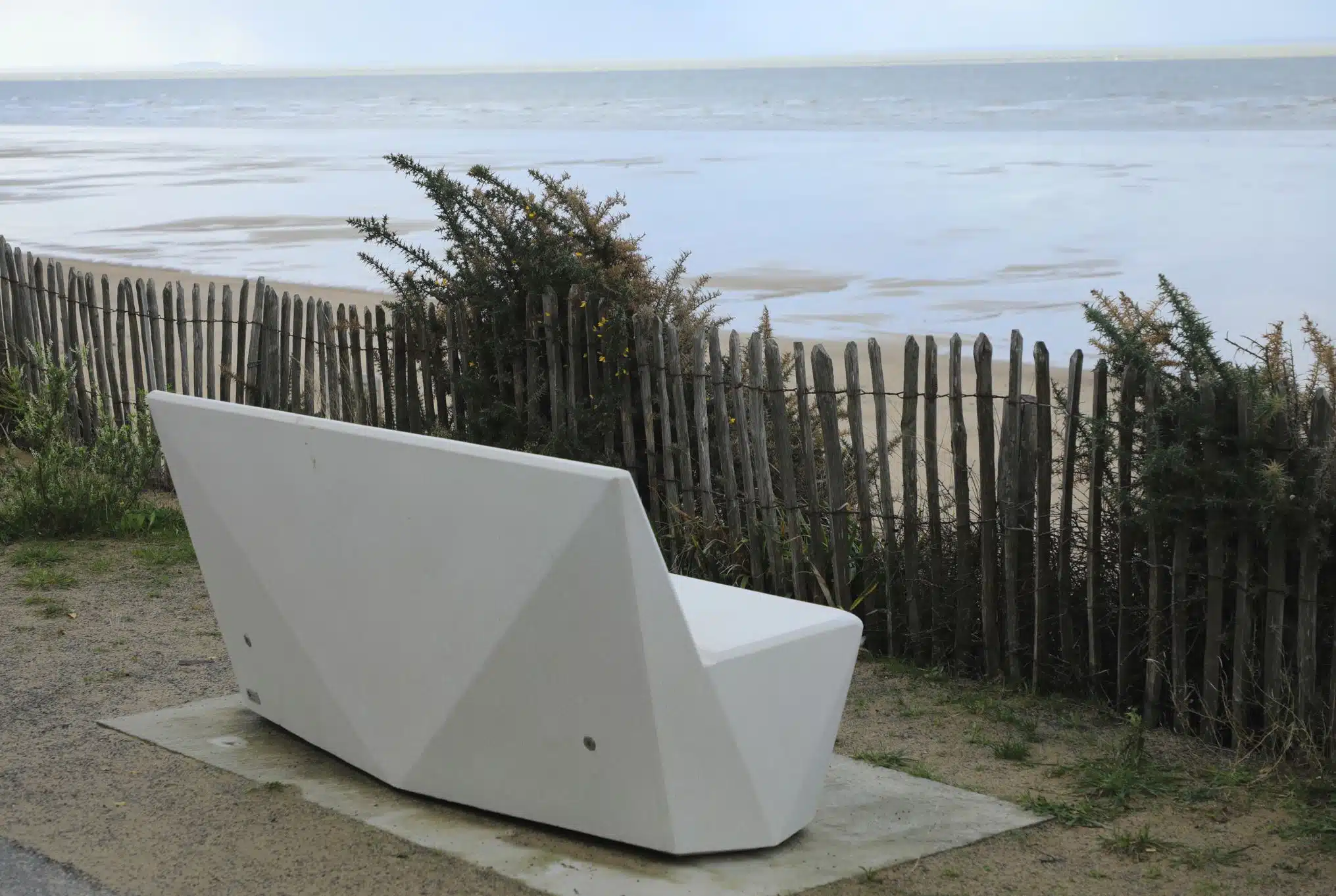 Banc ORIGAMI en béton blanc